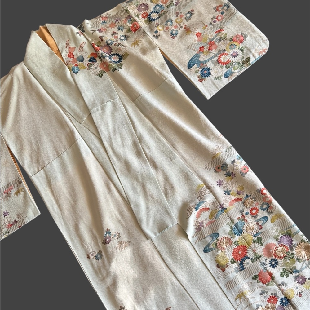 Vintage silk Japanese embroidered kimono. Robe. Floral. Gold. Flowers.